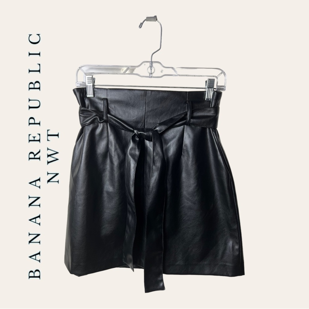 BANANA REPUBLIC BLACK FAUX LEATHER SKIRT BLACK IN COLOR SIZE 6
